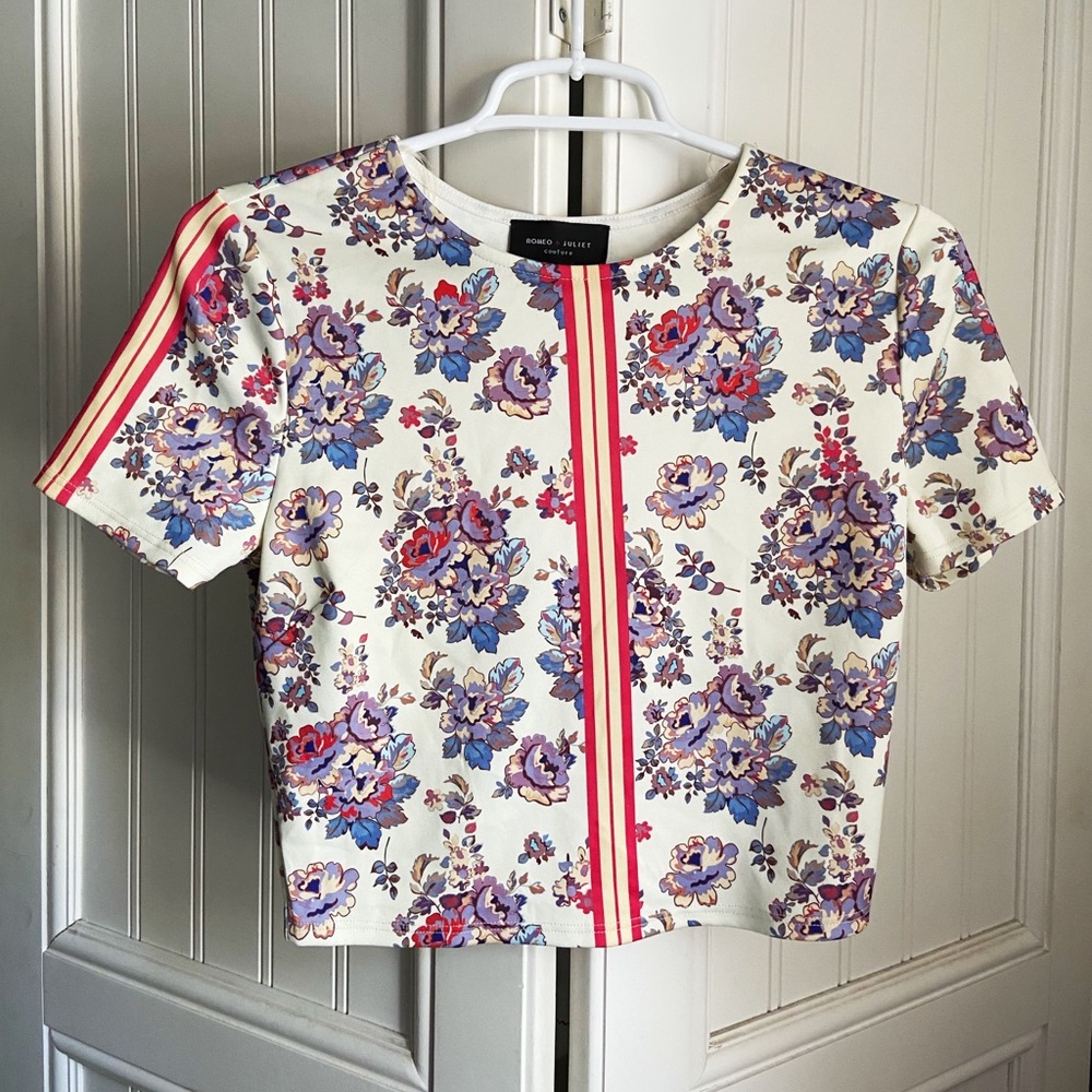 NWOT Romeo & Juliet floral crop top